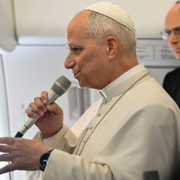 Papež odgovarja na vprašanja novinarjev na letalu (photo: Simone Risoluti)