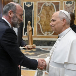 Predsednik poslanske skupine Evropske ljudske stranke Manfred Weber in papež Leon XIV. (photo: Vatican Media)