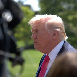 Ameriški predsednik Donald Trump v pogovoru z mediji pred Belo hišo v Washingtonu. (photo: STA)