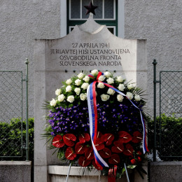 Spomenik Osvobodilne fronte slovenskega naroda pred Vidmarjevo vilo pod Rožnikom (photo: Nebojša Tejić / STA)