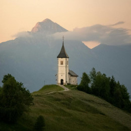 Cerkev na hribu (photo: Žak Mogel / Pexels)