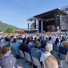 Več kot 5000 vernikov se je udeležilo svete maše na prostem (photo: Jože Potrpin)