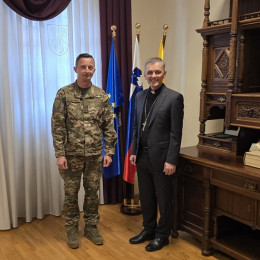 Generalmajor Boštjan Močnik in škof Andrej Saje (photo: Katoliška Cerkev)