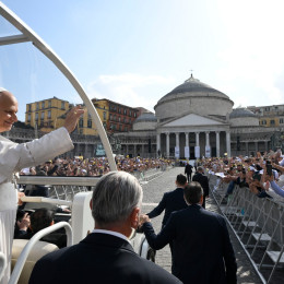 Papež v Neaplju (photo: Vatican Media)