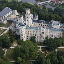 Grad Hluboka (photo: By Kralpilot - Own work, CC BY-SA 3.0, https://commons.wikimedia.org/w/index.php?curid=28080679)