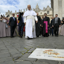 Papež se je po splošni avdienci odpravil na kraj, kjer je bil ustreljen sv. papež Janez Pavel II. (photo: Vatican media)
