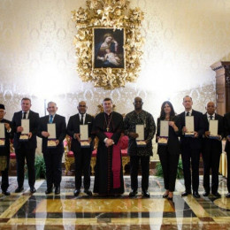 Podelitev vatikanskih odlikovanj 13 veleposlanikom (photo: Vatican Media)