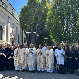 Pri kipu sv. Janeza Pavla II. na Brezjah (photo: Svetišče Brezje)
