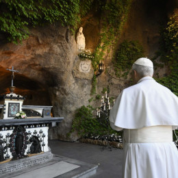 Papež je rožni venec za mir molil v lurški votlini v vatikanskih vrtovih (photo: Simone Risoluti)