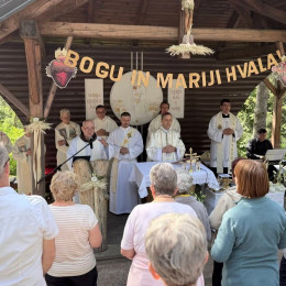 Škofa Andrej Saje je vodil somaševanje na Kureščku (photo: fb stran svetišče na Kureščku)