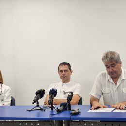 Novinarska konferenca Splošne bolnišnice Slovenj Gradec o perečih kadrovskih tešavah. Zdravnica Urška Vučina z oddeleka za pediatrijo, zdravnik Klemen Mojškerc z internega oddelka in direktor Splošne bolnišnice Slovenj Gradec Vladimir Topler. (photo: STA)