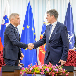 Primopredaja poslov med dosedanjim ministrom za obrambo Borutom Sajovicem in novim ministrom za obrambo Valentinom Hajdinjakom. (photo: Jure Makovec/STA)