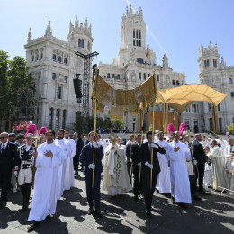 Papež je po maši vodil evharistično procesijo (photo: Vatican media)