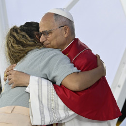 Papež z dekletom, ki mu je podelilo stiske zaradi depresije (photo: Vatican media)