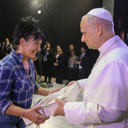Zapornica je papežu izročila darilo (photo: Vatican News)