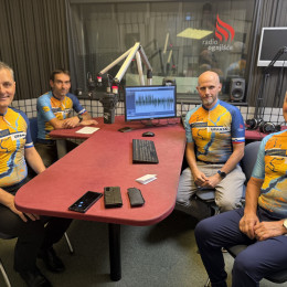 Kolesarji upanja v novih dresih (oblikovanje Andrej Jerman) pri snemanju za petkov program.  (photo: ARO)
