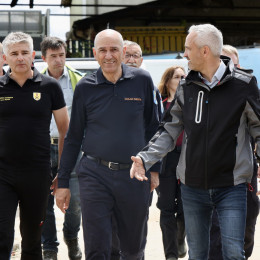 Predsednik vlade Janez Jansa, kmetijski minister Janez Cigler Kralj in župan Komende Jurij Kern (photo: STA/Sani karić)