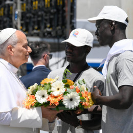 Papež je v morje vrgel venec cvetja v spomin na umrle migrante (photo: Vatican Media)