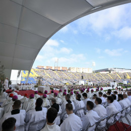 Papež daruje mašo na otoku Gran Canaria (photo: Vatican media)