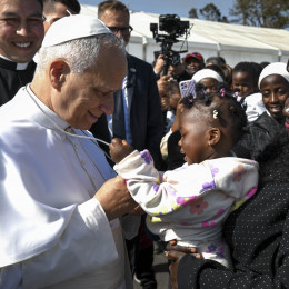 Papež je v begunskem centru osebno pozdravil mnoge begunce (photo: Vatican media)