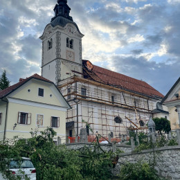 Poškodovana cerkev v Komendi, ki je sicer v fazi obnove (photo: Sergeja Kotnik Zavrl/STA)