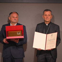 Škof Andrej Saje je prejel naziv častnega občana Mirne Peči (photo: Jaka Ercegovcevic)