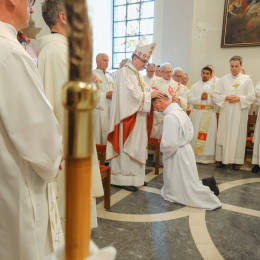 Škof Maksimilijan Matjaž posvečuje diakona (photo: Kvirina Martina Zupanc Kolar)