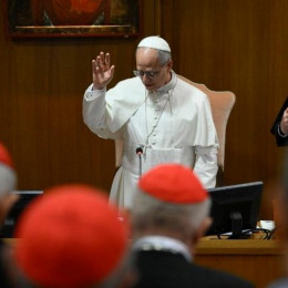 Papež Leon XIV. in kardinali (photo: Vatican Media)