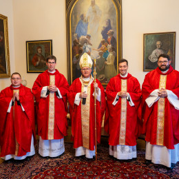 Novomašniki skupaj z nadškofom  (photo: Rok Mihevc)