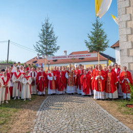 Skupinska fotografija ob letošnjem mašniškem posvečenju v novomeški škofiji (photo: Rok Mihevc)
