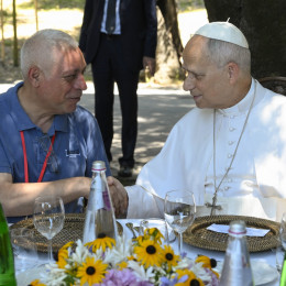 Papež se je zadržal v pogovoru z udeleženimi na kosilu (photo: Vatican media)