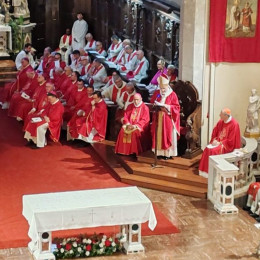 Slovesno somaševanje med umestitveno mašo (photo: Goriška nadškofija)