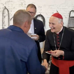 Kardinal Zuppi je zapornikom izročil papeževa darila (photo: Vatican news)