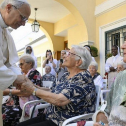 Papež Leon XIV. z ostarelimi (photo: Vatican Media)