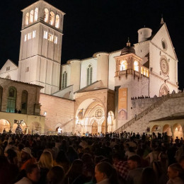 Mladi na prizorišču v Assisiju (photo: Byron Chamann)