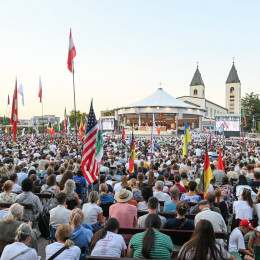 Prizorišče dogajanja pred cerkvijo v Medžugorju (photo: Media Mir)