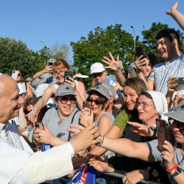 Papež pozdravlja mlade v Assisiju (photo: Vatican Media)