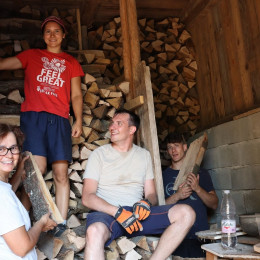 Nekateri od udeležncev so zlagali in cepili drva (photo: Rebeka Krt)
