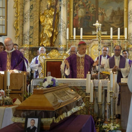 Pogrebna sveta maša za duhovnika Antona Gnidovca (photo: Vatican News)