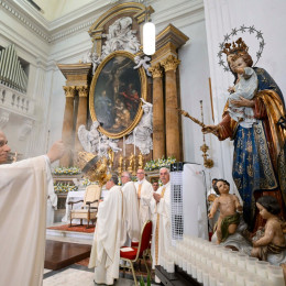 Papež pred Marijinim kipom v cerkvi sv. Tomaža iz Villanove v Castel Gandolfu (photo: Vatican Media)