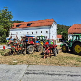 Traktorji s plugi pred baziliko Žalostne Matere Božje v Stični (photo: Marjan Papež KGZS)
