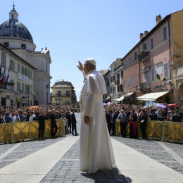Papež Leon XIV. pred romarji v Castel Gandolfu (photo: Vatican Media)