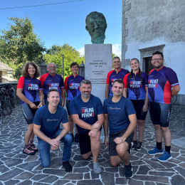 Radijci pri kipu ustanovitelja Radia Ognjišče, Francu Boletu (photo: ARO)