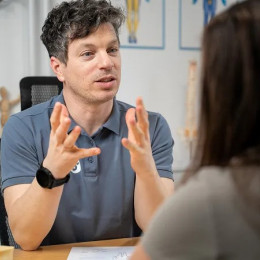 Dr. Dejan Kernc, doktor kineziologije in specialist za hrbtenico. Avtor znanstveno potrjenega vadbenega protokola, razvitega na Ortopedski kliniki, s ciljno usmerjenim gibanjem ne blaži le simptomov, temveč trajno odpravlja glavne vzroke za bolečine. (photo: re.aktiv.si)