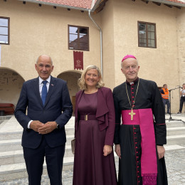 Predsednik vlade Janša, ministrica Fridl Jarc in škof Jamnik (photo: ARO)