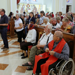 Škof Andrej Saje je bolnim in ostarelim podelil zakrament bolniškega maziljenja (photo: Jože Potrpin)