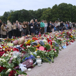V starosti 89 let je danes umrl norveski kralj Harald V.Ljudje polagajo cvetje pred kraljevo palaco v Oslu. (photo: STA)