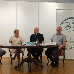 Udeleženci novinarske konference (photo: DKPS)
