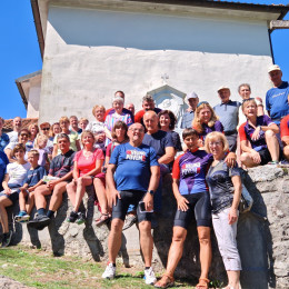 Ob grobu Simona Gregorčiča, pri sv. Lovrencu (photo: Mirjam Judeč)