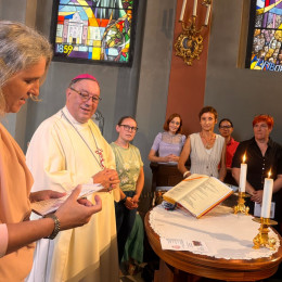 Nadškof Cvikl je podelil spričevalo za zaključeno prvo stopnjo Katehetsko-pastoralne šole in šest priznanj katehistinjam z več desetletji delovanja na katehetskem področju. (photo: Nadškofija Maribor)